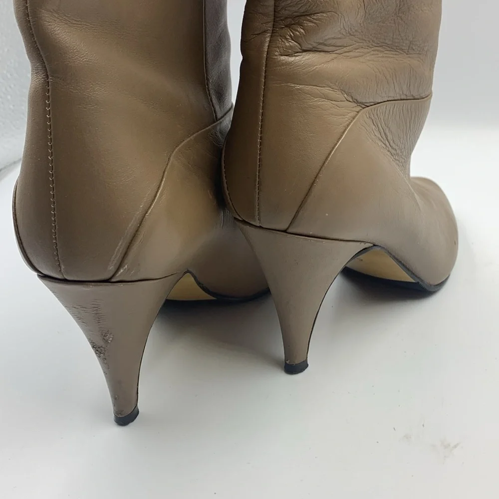 Heeled leather boots. - Picture 3 of 6